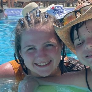 Meet your Posher, Maya